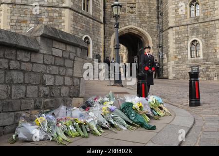 210410 -- WINDSOR, 10 aprile 2021 -- i fiori sono posati sul pavimento del Castello di Windsor a Windsor, in Gran Bretagna, il 9 aprile 2021. Il principe britannico Filippo, marito della regina Elisabetta II, è morto all'età di 99 anni, Buckingham Palace ha annunciato venerdì. Foto di /Xinhua BRITAIN-WINDSOR-PRINCE PHILIP-DEATH TimxIreland PUBLICATIONxNOTxINxCHN Foto Stock