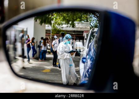 210410 -- MANILA, 10 aprile 2021 -- Un operatore sanitario è visto in un sito di test COVID-19 a Manila, nelle Filippine, 10 aprile 2021. Il Dipartimento della salute delle Filippine DOH ha riportato sabato 12.674 nuove infezioni da COVID-19, portando il numero totale di casi confermati nel paese del sud-est asiatico a 853.209. Il bilancio delle morti è salito a 14.744 dopo che altri 225 pazienti sono morti per la malattia virale, ha detto il DOH. FILIPPINE-MANILA-COVID-19-CASI ROUELLExUMALI PUBLICATIONxNOTxINxCHN Foto Stock