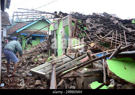 News Bilder des Tages 210411 -- GIAVA ORIENTALE, 11 aprile 2021 -- i membri della squadra di ricerca e soccorso sono visti vicino a case danneggiate dopo un terremoto di magnitudo 6,1 ha colpito il villaggio di Majang Tengah a Malang, Giava Orientale, Indonesia, 11 aprile 2021. Sei persone sono state uccise, un'altra è stata gravemente ferita e decine di edifici sono stati danneggiati dopo che un terremoto di magnitudo 6,1 ha scosso la provincia occidentale indonesiana di Giava orientale sabato, hanno detto i funzionari. Il terremoto colpì alle 14 di Giacarta 0700 GMT con l'epicentro 96 km a sud della città di Kepanjen nel distretto di Malang con una profondità di 80 km, Andry Sembiring, un'officina Foto Stock