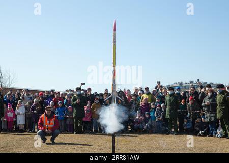 210412 -- ST. PETERSBURG, 12 aprile 2021 -- gli appassionati di razzi assistono al lancio di un modello di razzo in commemorazione del 60° anniversario del primo volo spaziale umano a St. Pietroburgo, Russia, 11 aprile 2021. Foto di /Xinhua RUSSIA-ST. PIETROBURGO - PRIMO VOLO SPAZIALE UMANO - COMMEMORAZIONE DEL 60° ANNIVERSARIO IRINAXMOTINA PUBLICATIONXNOTXINXCHN Foto Stock