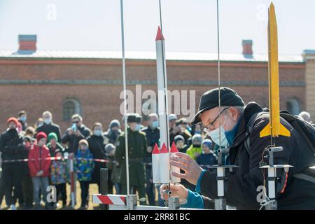 210412 -- ST. PIETROBURGO, 12 aprile 2021 -- Un appassionato di razzi lancia i suoi modelli di razzo fatti da sé in commemorazione del 60° anniversario del primo volo spaziale umano a St. Pietroburgo, Russia, 11 aprile 2021. Foto di /Xinhua RUSSIA-ST. PIETROBURGO - PRIMO VOLO SPAZIALE UMANO - COMMEMORAZIONE DEL 60° ANNIVERSARIO IRINAXMOTINA PUBLICATIONXNOTXINXCHN Foto Stock