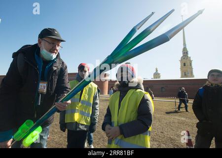 210412 -- ST. PIETROBURGO, 12 aprile 2021 -- Un appassionato di razzi si prepara a lanciare il suo modello di razzo autocostruito in commemorazione del 60° anniversario del primo volo spaziale umano a St. Pietroburgo, Russia, 11 aprile 2021. Foto di /Xinhua RUSSIA-ST. PIETROBURGO - PRIMO VOLO SPAZIALE UMANO - COMMEMORAZIONE DEL 60° ANNIVERSARIO IRINAXMOTINA PUBLICATIONXNOTXINXCHN Foto Stock