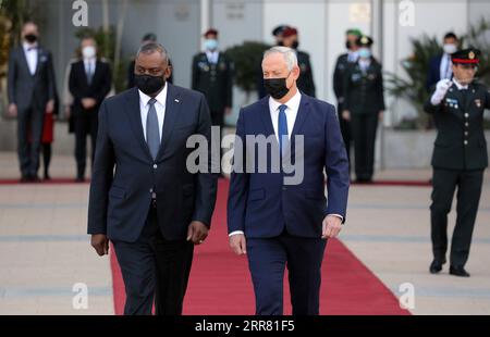 210412 -- TEL AVIV, 12 aprile 2021 -- il segretario della difesa statunitense Lloyd Austin L, il fronte e il ministro della difesa israeliano Benny Gantz R, il fronte sono visti durante una cerimonia alla base militare Kirya a Tel Aviv, Israele, l'11 aprile 2021. Il segretario alla difesa statunitense Lloyd Austin ha iniziato una visita di due giorni in Israele domenica, nella prima visita ufficiale di un funzionario degli Stati Uniti dall'inaugurazione del presidente Joe Biden a gennaio. /JINI via Xinhua ISRAEL-TEL AVIV-U.S.-LLOYD AUSTIN-VISIT GideonxMarkowicz PUBLICATIONxNOTxINxCHN Foto Stock