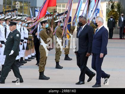 210412 -- TEL AVIV, 12 aprile 2021 -- il segretario della difesa statunitense Lloyd Austin 2nd R, fronte e ministro della difesa israeliano Benny Gantz 1st R, fronte sono visti durante una cerimonia alla base militare di Kirya a Tel Aviv, Israele, l'11 aprile 2021. Il segretario alla difesa statunitense Lloyd Austin ha iniziato una visita di due giorni in Israele domenica, nella prima visita ufficiale di un funzionario degli Stati Uniti dall'inaugurazione del presidente Joe Biden a gennaio. /JINI via Xinhua ISRAEL-TEL AVIV-U.S.-LLOYD AUSTIN-VISIT GideonxMarkowicz PUBLICATIONxNOTxINxCHN Foto Stock