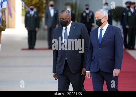 210412 -- TEL AVIV, 12 aprile 2021 -- il segretario della difesa statunitense Lloyd Austin L e il ministro della difesa israeliano Benny Gantz sono visti in una cerimonia alla base militare Kirya a Tel Aviv, Israele, l'11 aprile 2021. Il segretario alla difesa statunitense Lloyd Austin ha iniziato una visita di due giorni in Israele domenica, nella prima visita ufficiale di un funzionario degli Stati Uniti dall'inaugurazione del presidente Joe Biden a gennaio. /JINI via Xinhua ISRAEL-TEL AVIV-U.S.-LLOYD AUSTIN-VISIT GideonxMarkowicz PUBLICATIONxNOTxINxCHN Foto Stock