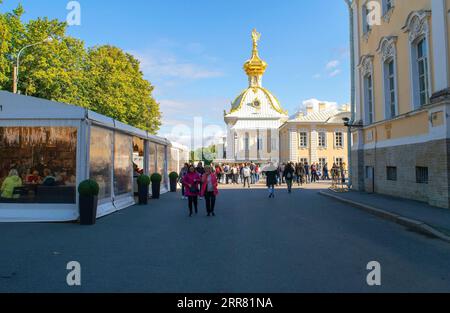 San Pietroburgo - Russia 4 ottobre 2022: Petergof. Grand Palace con molti turisti vicino al cancello d'ingresso Foto Stock
