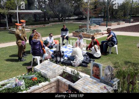 210412 -- TEL AVIV, 12 aprile 2021 -- la gente visita le tombe dei soldati israeliani al cimitero militare di Kiryat Shaul a Tel Aviv, Israele, il 12 aprile 2021, prima del Memorial Day per commemorare i soldati caduti e le persone uccise negli attacchi. Via Xinhua ISRAEL-TEL AVIV-MEMORIAL DAY-TRIBUTE GideonxMarkowicz/JINI PUBLICATIONxNOTxINxCHN Foto Stock