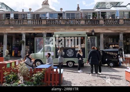 210413 -- LONDRA, 13 aprile 2021 -- le persone cenano all'aperto a Covent Garden a Londra, in Gran Bretagna, 12 aprile 2021. In Inghilterra, tutti i negozi riaprono da lunedì, oltre a parrucchieri, saloni di bellezza e altri servizi a stretto contatto. Ristoranti e pub sono autorizzati a servire cibo e alcolici ai clienti seduti all'aperto. Nel frattempo, palestre, centri termali, zoo, parchi a tema, le biblioteche e i centri di comunità possono essere aperti. Foto di /Xinhua UK-COVID-19-LOCKDOWN-EASE RayxTang PUBLICATIONxNOTxINxCHN Foto Stock