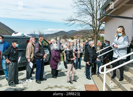 210413 -- PECHINO, 13 aprile 2021 -- la gente aspetta di ricevere il vaccino COVID-19 a Majdanpek, Serbia, 6 aprile 2021. Foto di /Xinhua Xinhua in primo piano: La fiducia nei vaccini cinesi dà ai paesi europei un vantaggio nella gara globale di inoculazione WangxWei PUBLICATIONxNOTxINxCHN Foto Stock