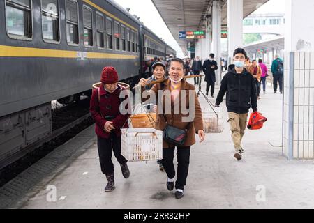 210414 -- CHANGSHA, 14 aprile 2021 -- i passeggeri salgono sul treno 7265 dopo aver venduto le loro merci alla stazione di Jishou, nella provincia centrale di Hunan della Cina, 11 aprile 2021. I treni 7265/7266/7267 iniziarono a funzionare nel 1995, estendendosi per più di 300 chilometri dalla stazione di Huaihua alla stazione di Lixian. I treni passano 37 fermate lungo il tragitto in 9 ore e 16 minuti. I prezzi dei biglietti variano da 1 yuan a 23,5 yuanabout 0,15-3,59 dollari americani, che non sono stati aumentati in 26 anni. I treni attraversano le Wuling Mountains. Grazie a loro, gli abitanti del villaggio non solo possono portare frutta, verdura e Foto Stock