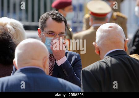 210414 -- BUCAREST, 14 aprile 2021 -- foto scattata il 1 aprile 2021 mostra Vlad Voiculescu a Bucarest, Romania. Il primo ministro rumeno Florin Citu ha licenziato il ministro della salute Vlad Voiculescu mercoledì, due giorni dopo la morte di tre pazienti COVID-19 a causa di insufficienza di ossigeno in un'unità mobile di terapia intensiva a Bucarest. Voiculescu è diventato il terzo ministro della salute dopo essere stato licenziato dall'epidemia di COVID-19 in Romania alla fine di febbraio dello scorso anno. Foto di /Xinhua ROMANIA-BUCAREST-COVID-19-MINISTRO DELLA SALUTE LICENZIATO CristianxCristel PUBLICATIONxNOTxINxCHN Foto Stock