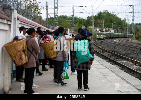 210415 -- XICHANG, 15 aprile 2021 -- i passeggeri attendono l'imbarco sul treno 5633 alla stazione di Puxiong nella provincia del Sichuan della Cina sud-occidentale, 11 aprile 2021. Mentre i moderni treni ad alta velocità passano accanto a nuove stazioni in tutta la Cina, un paio di treni a bassa velocità continuano a circolare attraverso i Monti Daliang. I 5633/5634 treni corrono tra Puxiong e Panzhihua della provincia del Sichuan con una velocità media inferiore a 40 km/h. Il viaggio con 26 stazioni in un intervallo di undici ore e quattro minuti, con i prezzi dei biglietti che vanno da 2 yuan a 25,5 yuancirca 0,3-3,9 dollari USA. I treni a bassa velocità inviano Foto Stock