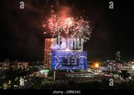 210415 -- TEL AVIV, 15 aprile 2021 -- la gente guarda i fuochi d'artificio durante uno spettacolo per celebrare il 73° giorno dell'indipendenza di Israele a Tel Aviv, Israele, 14 aprile 2021. /JINI via Xinhua ISRAEL-TEL AVIV-GIORNO DELL'INDIPENDENZA GideonxMarkowicz PUBLICATIONxNOTxINxCHN Foto Stock