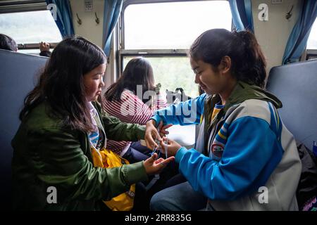 210415 -- XICHANG, 15 aprile 2021 -- gli studenti prendono il treno 5633 per andare a scuola nella provincia del Sichuan della Cina sud-occidentale, 11 aprile 2021. Mentre i moderni treni ad alta velocità passano accanto a nuove stazioni in tutta la Cina, un paio di treni a bassa velocità continuano a circolare attraverso i Monti Daliang. I 5633/5634 treni corrono tra Puxiong e Panzhihua della provincia del Sichuan con una velocità media inferiore a 40 km/h. Il viaggio con 26 stazioni in un intervallo di undici ore e quattro minuti, con i prezzi dei biglietti che vanno da 2 yuan a 25,5 yuancirca 0,3-3,9 dollari USA. I treni a bassa velocità mandano i bambini a scuola Foto Stock