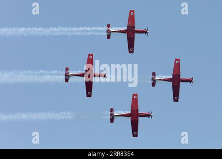 Israel, Feierlichkeiten am Unabhängigkeitstag a Tel AVIV 210415 -- TEL AVIV, 15 aprile 2021 -- gli aerei si esibiscono in uno spettacolo aereo durante le celebrazioni israeliane del 73° giorno dell'indipendenza a Tel Aviv, Israele, 15 aprile 2021. Via Xinhua ISRAEL-TEL AVIV-GIORNO DELL'INDIPENDENZA GideonxMarkowicz/JINI PUBLICATIONxNOTxINxCHN Foto Stock