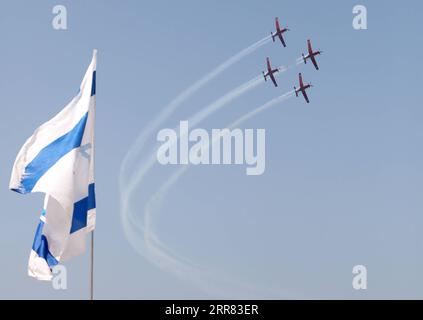 Israel, Feierlichkeiten am Unabhängigkeitstag a Tel AVIV 210415 -- TEL AVIV, 15 aprile 2021 -- gli aerei si esibiscono in uno spettacolo aereo durante le celebrazioni israeliane del 73° giorno dell'indipendenza a Tel Aviv, Israele, 15 aprile 2021. Via Xinhua ISRAEL-TEL AVIV-GIORNO DELL'INDIPENDENZA GideonxMarkowicz/JINI PUBLICATIONxNOTxINxCHN Foto Stock