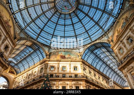 Milano - 5 gennaio 2023: La cupola al centro di Vittorio Emanuele II, detto anche Ottagono. Le cime delle quattro pareti sono decorate ciascuna Foto Stock