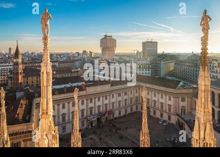 Milano, Italia - 5 gennaio 2023: Vista dall'alto del Palazzo reale di Milano. Una volta fu sede del governo per molti secoli, ora serve come centro culturale Foto Stock