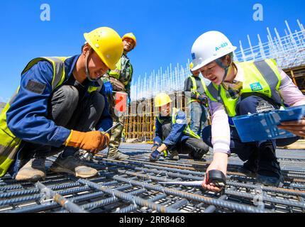 210416 -- URUMQI, 16 aprile 2021 -- i lavoratori della China Construction Third Bureau Co., Ltd. Partecipano a un concorso di rilegatura di barre d'acciaio a Urumqi, nella regione autonoma di Xinjiang Uygur della Cina nordoccidentale il 16 aprile 2021. Venerdì è stato organizzato un concorso di competenze presso il cantiere del progetto di espansione dell'aeroporto di Urumqi a Urumqi per contribuire a promuovere il regolare avanzamento del progetto. CHINA-XINJIANG-URUMQI-WORKERS-SKILLS COMPETITION CN WANGXFEI PUBLICATIONXNOTXINXCHN Foto Stock