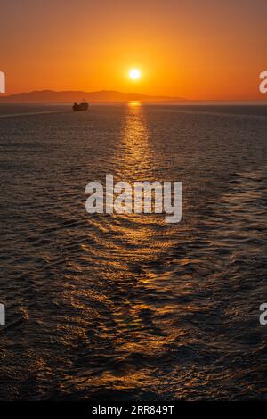 Tramonto sul mare. Cielo arancione. Foto Stock