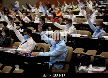 210417 -- L'AVANA, 17 aprile 2021 -- i delegati partecipano all'ottavo Congresso del PCC del Partito Comunista di Cuba a l'Avana, Cuba, 16 aprile 2021. L'ottavo Congresso del PCC ha preso il via venerdì al Centro Congressi dell'Avana. Con la partecipazione di alti leader di partito e delegati provenienti da tutta l'isola, l'incontro si conclude lunedì. Ariel Royero/Prensa Latina/Handout via CUBA-HAVANA-PCC-CONGRESS Xinhua PUBLICATIONxNOTxINxCHN Foto Stock