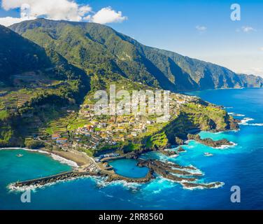 Paesaggio con Seixal villaggio della costa settentrionale, isola di Madeira, Portogallo Foto Stock