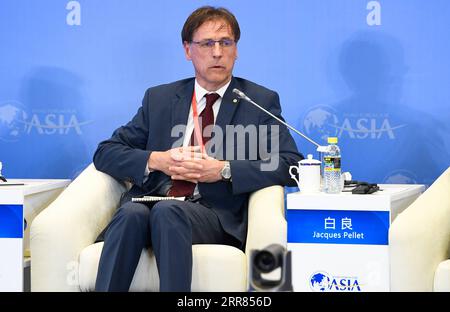 210418 -- BOAO, 18 aprile 2021 -- Jacques Pellet, capo del Comitato internazionale della delegazione regionale della Croce Rossa per l'Asia orientale, interviene in una sessione dal titolo Joint-Construction of the Silk Road of Health durante la Conferenza annuale del Forum di Boao per l'Asia a Boao, nella provincia di Hainan, nella Cina meridionale, il 18 aprile 2021. CHINA-HAINAN-BOAO-BFA-CONFERENZA-SESSIONE ANNUALE CN YANGXGUANYU PUBLICATIONXNOTXINXCHN Foto Stock