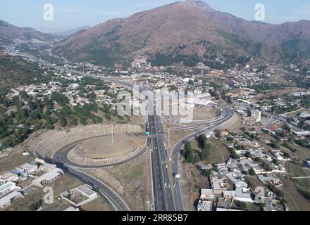 210419 -- ISLAMABAD, 19 aprile 2021 -- foto scattata il 18 novembre 2019 mostra la sezione autostradale da Havelian a Mansehra sotto il progetto KKH fase due dell'autostrada Karakoram nella provincia nordoccidentale di Khyber Pakhtunkhwa in Pakistan. Xinhua titoli: 6 anni dopo, Xi S Pakistan visita boom sviluppo, amicizia con Shared Future LiuxTian PUBLICATIONxNOTxINxCHN Foto Stock