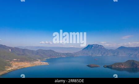 210419 -- NINGLANG, 19 aprile 2021 -- foto aerea scattata il 18 aprile 2021 mostra il lago Lugu nella città di Yongning, nella contea autonoma di Ninglang Yi, nella provincia dello Yunnan della Cina sud-occidentale. Confinante con la provincia di Sichuan, Lugu è il lago più alto dello Yunnan, situato a circa 2.700 metri sul livello del mare e circondato da montagne ricoperte di foreste. Conosciuto come la perla scintillante incastonata nell'altopiano, il Lago Lugu svolge un ruolo chiave nell'equilibrare l'ambiente locale. Il lago Lugu ha visto un miglioramento della qualità dell'acqua negli ultimi anni, grazie a continui sforzi di ripristino ecologico nei campi della protezione dell'acqua, inquinamento, prev Foto Stock