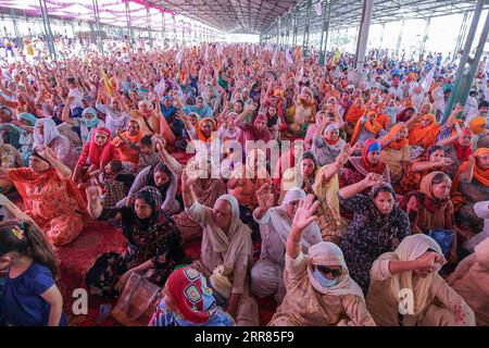 210419 -- AMRITSAR, 19 aprile 2021 -- gli agricoltori cantano slogan mentre prendono parte a una manifestazione di protesta che chiede di abrogare le nuove leggi agricole introdotte dal governo indiano in un mercato di cereali ad Amritsar, stato indiano settentrionale del Punjab, il 18 aprile 2021. Str/Xinhua INDIA-PUNJAB-AMRITSAR-FARMERS PROTESTANO JavedxDar PUBLICATIONxNOTxINxCHN Foto Stock