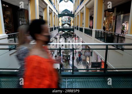 210420 -- LISBONA, 20 aprile 2021 -- la gente va a fare shopping nel nuovo centro commerciale Colombo a Lisbona, Portogallo, il 19 aprile 2021. Lunedì il Portogallo ha proceduto alla terza fase del deconfinamento o dell’allentamento delle misure di confinamento della COVID-19, con la graduale riapertura dei servizi e di altre attività nei comuni con un tasso di incidenza della COVID-19 relativamente basso. Nella maggior parte del paese, le scuole hanno ripreso l'educazione di persona e i negozi, i centri commerciali e i ristoranti hanno riaperto con restrizioni di occupazione e misure di salute e sicurezza nei negozi. Foto di /Xinhua PORTUGAL-LISBON-COVID-19-3RD PHAS Foto Stock