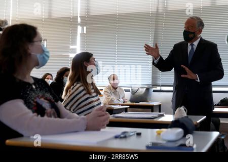 210420 -- LISBONA, 20 aprile 2021 -- il presidente portoghese Marcelo Rebelo de Sousa parla con gli studenti durante una lezione a Lisbona, in Portogallo, il 19 aprile 2021. Lunedì il Portogallo ha proceduto alla terza fase del deconfinamento o dell’allentamento delle misure di confinamento della COVID-19, con la graduale riapertura dei servizi e di altre attività nei comuni con un tasso di incidenza della COVID-19 relativamente basso. Nella maggior parte del paese, le scuole hanno ripreso l'educazione di persona e i negozi, i centri commerciali e i ristoranti hanno riaperto con restrizioni di occupazione e misure di salute e sicurezza nei negozi. Foto di /Xinhua PORTUGAL-li Foto Stock