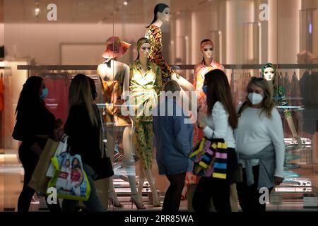 210420 -- LISBONA, 20 aprile 2021 -- la gente va a fare shopping al centro commerciale Colombo riaperto a Lisbona, in Portogallo, il 19 aprile 2021. Lunedì il Portogallo ha proceduto alla terza fase del deconfinamento o dell’allentamento delle misure di confinamento della COVID-19, con la graduale riapertura dei servizi e di altre attività nei comuni con un tasso di incidenza della COVID-19 relativamente basso. Nella maggior parte del paese, le scuole hanno ripreso l'educazione di persona e i negozi, i centri commerciali e i ristoranti hanno riaperto con restrizioni di occupazione e misure di salute e sicurezza nei negozi. Foto di /Xinhua PORTUGAL-LISBON-COVID-19-3A FASE Foto Stock