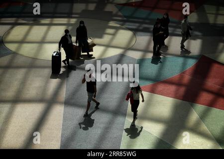 210420 -- LISBONA, 20 aprile 2021 -- la gente va a fare shopping al centro commerciale Colombo riaperto a Lisbona, in Portogallo, il 19 aprile 2021. Lunedì il Portogallo ha proceduto alla terza fase del deconfinamento o dell’allentamento delle misure di confinamento della COVID-19, con la graduale riapertura dei servizi e di altre attività nei comuni con un tasso di incidenza della COVID-19 relativamente basso. Nella maggior parte del paese, le scuole hanno ripreso l'educazione di persona e i negozi, i centri commerciali e i ristoranti hanno riaperto con restrizioni di occupazione e misure di salute e sicurezza nei negozi. Foto di /Xinhua PORTUGAL-LISBON-COVID-19-3A FASE Foto Stock