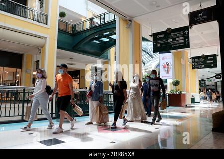 210420 -- LISBONA, 20 aprile 2021 -- la gente va a fare shopping nel nuovo centro commerciale Colombo a Lisbona, Portogallo, il 19 aprile 2021. Lunedì il Portogallo ha proceduto alla terza fase del deconfinamento o dell’allentamento delle misure di confinamento della COVID-19, con la graduale riapertura dei servizi e di altre attività nei comuni con un tasso di incidenza della COVID-19 relativamente basso. Nella maggior parte del paese, le scuole hanno ripreso l'educazione di persona e i negozi, i centri commerciali e i ristoranti hanno riaperto con restrizioni di occupazione e misure di salute e sicurezza nei negozi. Foto di /Xinhua PORTUGAL-LISBON-COVID-19-3RD PHAS Foto Stock