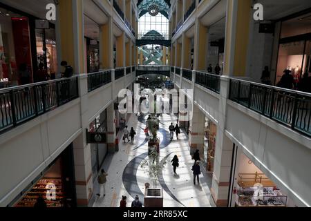 210420 -- LISBONA, 20 aprile 2021 -- la gente va a fare shopping al centro commerciale Colombo riaperto a Lisbona, in Portogallo, il 19 aprile 2021. Lunedì il Portogallo ha proceduto alla terza fase del deconfinamento o dell’allentamento delle misure di confinamento della COVID-19, con la graduale riapertura dei servizi e di altre attività nei comuni con un tasso di incidenza della COVID-19 relativamente basso. Nella maggior parte del paese, le scuole hanno ripreso l'educazione di persona e i negozi, i centri commerciali e i ristoranti hanno riaperto con restrizioni di occupazione e misure di salute e sicurezza nei negozi. Foto di /Xinhua PORTUGAL-LISBON-COVID-19-3A FASE Foto Stock