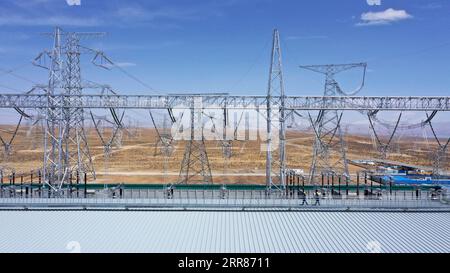 210422 -- PECHINO, 22 aprile 2021 -- foto aerea scattata il 16 aprile 2021 mostra una vista di una stazione di conversione di una linea di trasmissione ad altissima tensione dal Qinghai a Henan, nella provincia del Qinghai della Cina nord-occidentale. A SEGUIRE I TITOLI DI XINHUA DEL 22 APRILE 2021 CHINA-RESINTING EARTH-CARBON NEUTRAL-BIODIVERSITYCN ZHANGXHONGXIANG PUBLICATIONXNOTXINXCHN Foto Stock