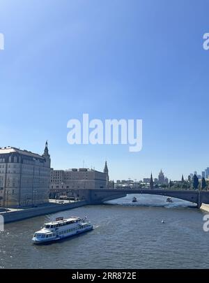 Mosca, Russia - 7 agosto 2023: La nave da diporto galleggia sul fiume Mosca Foto Stock