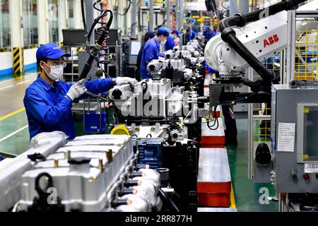 210422 -- JINAN, 22 aprile 2021 -- i lavoratori assemblano i motori su una linea di assemblaggio in un'officina della Weichai Power Co., Ltd. A Weifang City, nella provincia dello Shandong della Cina orientale, 22 aprile 2021. La tecnologia di produzione di motori diesel di fascia alta era un collo di bottiglia per l'industria manifatturiera cinese delle apparecchiature. Weichai Power Co., Ltd., un'impresa statale fondata nel 1946, ha sviluppato il primo motore ad alta velocità e potenza cinese con diritti di proprietà intellettuale completamente indipendenti dopo oltre dieci anni di ricerca scientifica e tecnologica, ponendo fine completamente al lungo termine della Cina Foto Stock