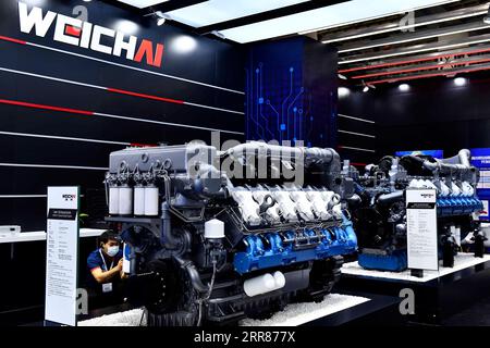 210422 -- JINAN, 22 aprile 2021 -- foto scattata il 21 aprile 2021 mostra i motori presentati da Weichai Power Co., Ltd. Al 2° Congresso Mondiale sui motori a combustione interna a Jinan, nella provincia dello Shandong della Cina orientale. La tecnologia di produzione di motori diesel di fascia alta era un collo di bottiglia per l'industria manifatturiera cinese delle apparecchiature. Weichai Power Co., Ltd., un'impresa statale fondata nel 1946, ha sviluppato il primo motore ad alta velocità e potenza cinese con diritti di proprietà intellettuale completamente indipendenti dopo più di dieci anni di ricerca scientifica e tecnologica, completamente Foto Stock