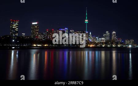 210423 -- TORONTO, 23 aprile 2021 -- la Canadian National Tower CN Tower è illuminata in verde per celebrare la giornata della Terra del 2021 a Toronto, Canada, il 22 aprile 2021. Foto di /Xinhua CANADA-TORONTO-EARTH DAY ZouxZheng PUBLICATIONxNOTxINxCHN Foto Stock