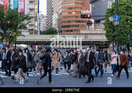 210423 -- TOKYO, 23 aprile 2021 -- i pedoni che indossano maschere protettive attraversano un trafficato incrocio a Shibuya a Tokyo, in Giappone, il 23 aprile 2021. Venerdì il primo ministro giapponese Yoshihide Suga ha dichiarato un terzo stato di emergenza per il COVID-19 a Tokyo, Osaka, Kyoto e Hyogo. Lo stato di emergenza entrerà in vigore da domenica a 11 maggio. Foto di /Xinhua JAPAN-TOKYO-COVID-19-STATE OF EMERGENCY ChristopherxJue PUBLICATIONxNOTxINxCHN Foto Stock