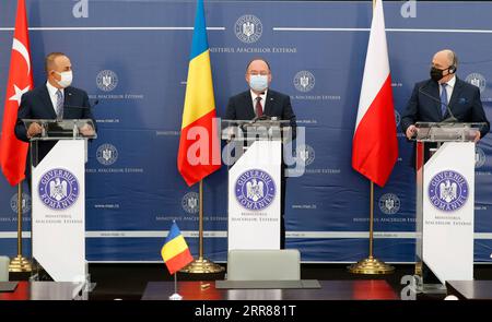 210423 -- BUCAREST, 23 aprile 2021 -- il ministro degli Esteri rumeno Bogdan Aurescu C, il ministro degli Esteri turco Mevlut Cavusoglu L e il ministro degli Esteri polacco Zbigniew Rau partecipano a una conferenza stampa congiunta a Bucarest, Romania, il 23 aprile 2021. Venerdì i ministri degli Esteri di Romania, Polonia e Turchia si sono riuniti qui per una riunione trilaterale sulle questioni di sicurezza, che ha incluso anche un incontro speciale con i loro omologhi in Georgia e Ucraina. Foto di /Xinhua ROMANIA-BUCAREST-FM-MEETING CristianxCristel PUBLICATIONxNOTxINxCHN Foto Stock