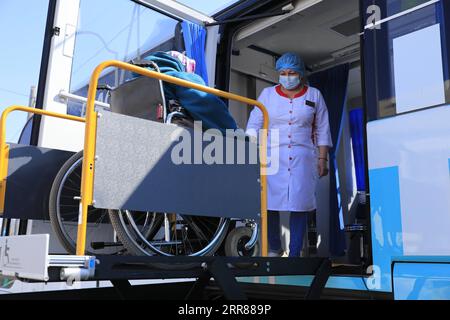 210424 -- NUR-SULTAN, 24 aprile 2021 -- Una donna in sedia a rotelle si imbarca in una clinica mobile nel villaggio di Turgen, Kazakistan, 23 aprile 2021. La clinica mobile prodotta da un'azienda cinese è arrivata venerdì a Turgen per la prima tappa e poi raggiungerà alcune aree remote. Foto di /Xinhua KAZAKISTAN-TURGEN-MOBILE CLINIC KalizhanxOspanov PUBLICATIONxNOTxINxCHN Foto Stock