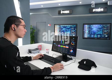 210425 -- FUZHOU, 25 aprile 2021 -- Un membro del personale controlla i dati attraverso una piattaforma digitale chiamata Smart Village nel villaggio di Baihu, distretto di Changle di Fuzhou, provincia del Fujian della Cina sudorientale, 21 aprile 2021. Xinhua titoli: La trasformazione digitale stimola la crescita di alta qualità della Cina LinxShanchuan PUBLICATIONxNOTxINxCHN Foto Stock