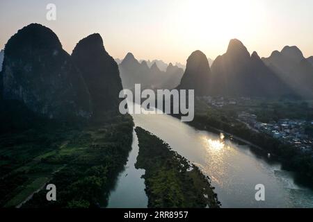 210425 -- GUILIN, 25 aprile 2021 -- foto aerea scattata il 19 maggio 2020 mostra una vista del fiume Lijiang nella contea di Yangshuo, nella regione autonoma del Guangxi Zhuang nella Cina meridionale. DA SEGUIRE: China Focus: Il fiume pittoresco rispecchia il progresso ecologico della Cina CINA-GUANGXI-LIJIANG-SCENOGRAFIA CN CaoxYiming PUBLICATIONxNOTxINxCHN Foto Stock