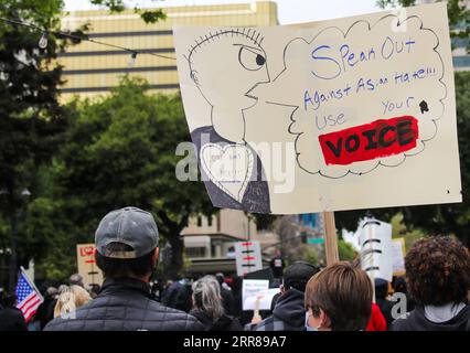 210426 -- SAN JOSE, 26 aprile 2021 -- le persone con cartelli prendono parte a una manifestazione di odio Stop Asian a San Jose, California, Stati Uniti, 25 aprile 2021. Foto di /Xinhua U.S.-SAN JOSE-PROTESTA-STOP ASIAN HATE DongxXudong PUBLICATIONxNOTxINxCHN Foto Stock