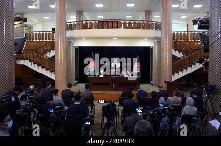 210426 -- KABUL, 26 aprile 2021 -- foto scattata il 25 aprile 2021 mostra la cerimonia di consegna dell'assistenza alimentare di emergenza a Kabul, capitale dell'Afghanistan. La Cina ha consegnato una serie di aiuti alimentari di emergenza all'Afghanistan. Foto di /Xinhua AFGHANISTAN-CINA-ASSISTENZA ALIMENTARE DI EMERGENZA RahmatullahxAlizadah PUBLICATIONxNOTxINxCHN Foto Stock