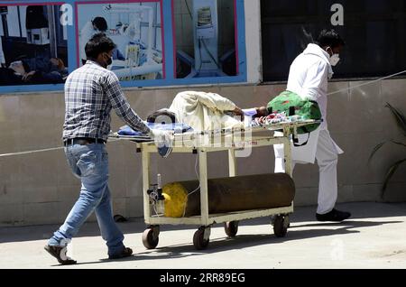 210426 -- NEW DELHI, 26 aprile 2021 -- Un paziente COVID-19 con supporto di ossigeno viene trasportato all'interno del Guru TEG Bahadur Hospital di nuova Delhi, India, 24 aprile 2021. ANDARE CON I TITOLI DI XINHUA DEL 26 APRILE 2021 INDIA-COVID-19-RESURGENCE-HEALTHCARE SYSTEM PARTHAXSARKAR PUBLICATIONXNOTXINXCHN Foto Stock