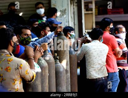 210426 -- NUOVA DELHI, 26 aprile 2021 -- le persone aspettano in fila per riempire bombole di ossigeno mediche vuote per i pazienti COVID-19 di fronte a un negozio a nuova Delhi, India, 26 aprile 2021. BOMBOLE DI OSSIGENO INDIA-NUOVA DELHI-COVID-19 PARTHAXSARKAR PUBLICATIONXNOTXINXCHN Foto Stock